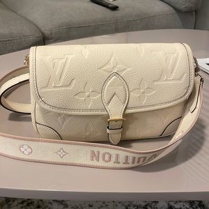 Crème colored Dianne LV purse.